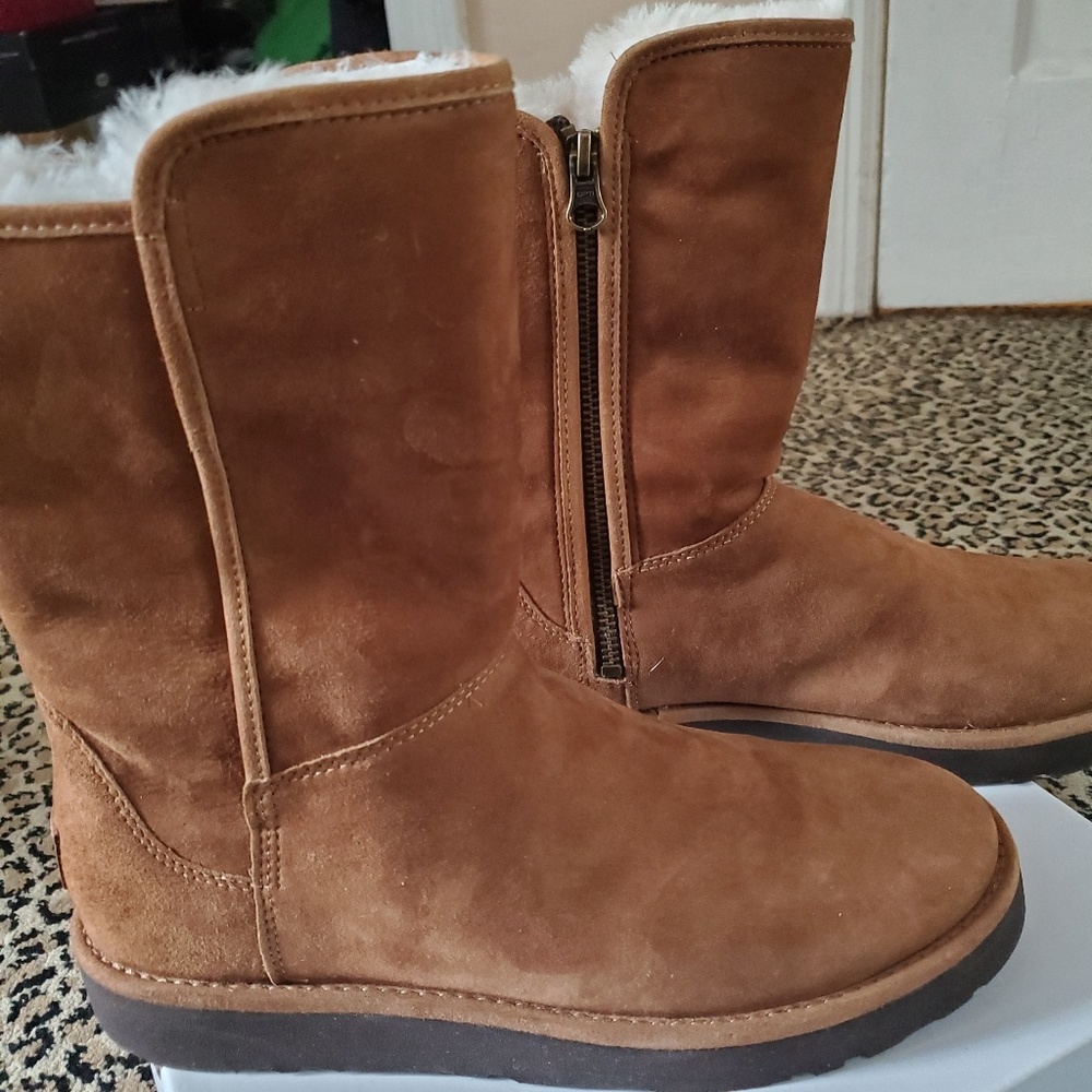 Uggs boots size 8 with zip on side. Brand new